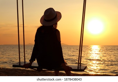 Imágenes similares, fotos y vectores de stock sobre Mujer solitaria viendo  la puesta de sol sola en invierno en la playa al atardecer; 243586609 |  Shutterstock