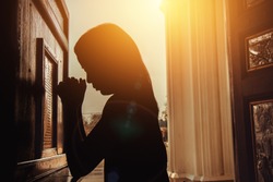 Sylwetka Kobiety Klęczące I Modlące Się W Nowoczesnym Kościele O Zachodzie Słońca