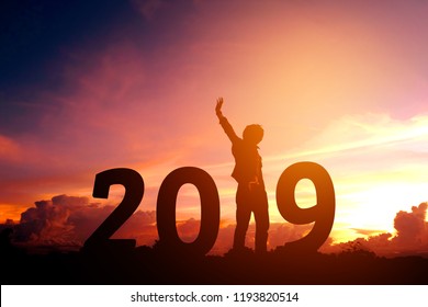 Silhouette junger Mann Happy für 2019 neues Jahr