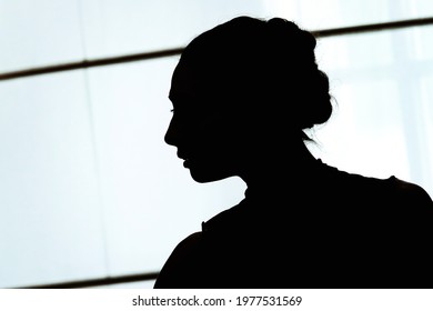 女性 横顔 逆光 の写真素材 画像 写真 Shutterstock