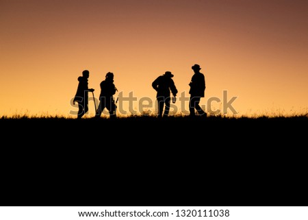 Similar – Vater und Sohn spielen im Park bei Sonnenuntergang Zeit. Menschen, die Spaß im Freien. Konzept der Sommerurlaub und freundliche Familie.