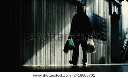 Silhouettes of people in daily commute in underground train platform station, moody atmosphere Foto stock © 