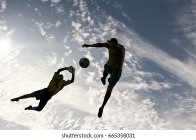 サッカー シルエット シュート の写真素材 画像 写真 Shutterstock