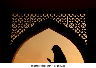 silhoutte of muslim woman praying during fasting holy month of ramadan