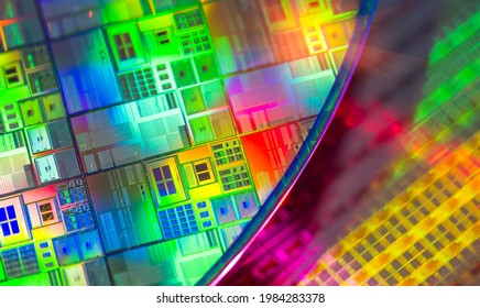 Silicon Wafer mit Mikrochips in der Elektronik für die Herstellung integrierter Schaltungen.