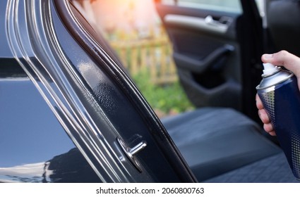 Lubración de grasa de silicona de los sellos de la puerta de goma en un coche de pasajeros, de cierre, de diseño