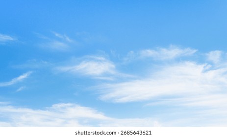 Nubes blancas sedosas sopladas