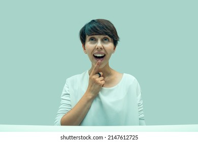 Silly and funny expression of a woman who has a great idea or solution to a problem. Funny and witty representation of the concept of imagination and fantasy