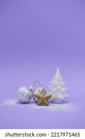 Bolas de Navidad plateadas  estrella dorada y árbol de Navidad blanco sobre fondo morado con espacio de copia  Concepto de tarjeta vertical de invierno  venta de decoraciones navideñas 