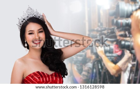 Silver Diamond Crown of Miss Pageant Beauty Universe World Contest stand in front of group Media Press reporter camera vdo photo shoot