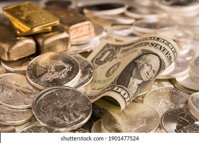 Gold- und Silber-Bullion auf dem Tisch
