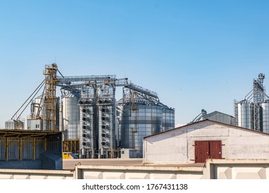 Silber-Silos auf landwirtschaftlichen Verarbeitungs- und Herstellungsbetrieben zur Verarbeitung von Trockenreinigung und Lagerung von landwirtschaftlichen Erzeugnissen, Mehl, Getreide und Getreide. Großartiger Aufzug. 