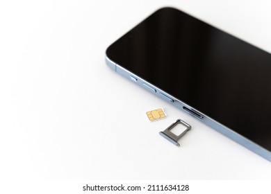 Tarjeta SIM eliminada de un smartphone.