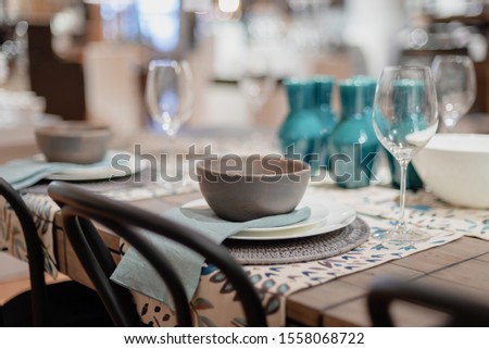 Simple and beautiful table setting for winter holiday gatherings