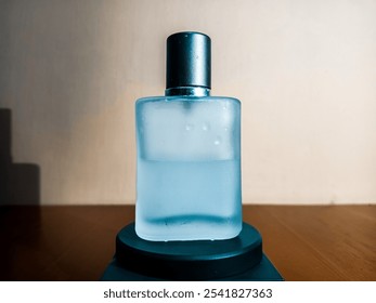 Una botella perfume simple