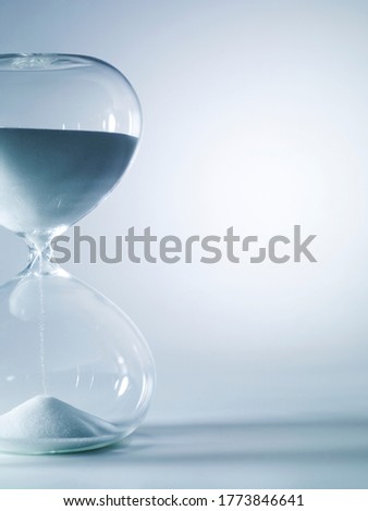 Simple image of a sandglass