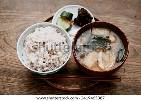 Simple Japanese breakfast.'十穀米-10 grains rice' and Pickles and Miso soup with Aburaage(fried tofu) ,Seaweeds and Shimeji mushrooms. 商業照片 © 