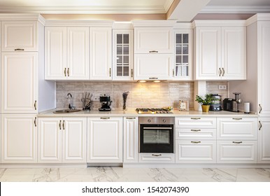 Einfache und luxuriöse, moderne, weiße Küche, Außenansicht