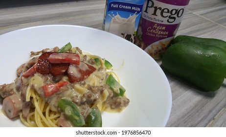 Simple Spagheti Carbonara Is Made By Prego Carbonara Sauce.  Combination With Fresh Milk, Cheese, Hot Dog, Beef Slices, Black Pepper  And  Capsicum  Bring  Awesome Taste.