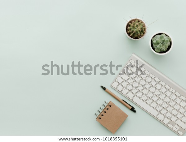 キーボード エコクラフトのオフィスエレメント 鉢植えの花を備えたシンプルなトレンディオフィスデスク ホームオフィスデスクトップ の写真素材 今すぐ編集