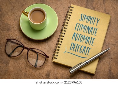 Vereinfachung, Abschaffung, Automatisierung, Delegierung von Produktivitätsberatungen - Motivationshandschrift in einem Skizzenbuch mit einer Tasse Kaffee, Business-Design und persönlichem Entwicklungskonzept