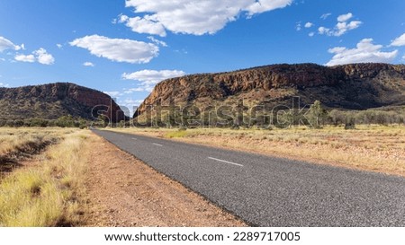 Simpsons Gap, a gap in the Mac Donnel Ranges in the Australian Northern Territory