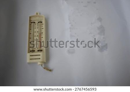 Simultaneously measures the current temperature, maximum temperature, and minimum temperature reached since the last reset. 