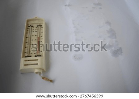 Simultaneously measures the current temperature, maximum temperature, and minimum temperature reached since the last reset. 