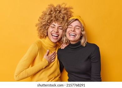 Inmitten menschlicher Emotionen. Positiv überglückliche junge Frauen haben Spaß lachen glücklich lächeln toothisch kann nicht aufhören zu lachen stehen dicht beieinander gekleidet, gelegentlich einzeln auf gelber Wand