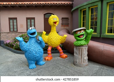 SINGAPORE - 06 MAY 2016: Cookie Monster, Big Bird And Oscar The Grouch Model At Universal Studios