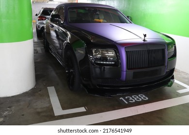 SINGAPORE - 1 JUN 2022: A Rolls-Royce Is A Luxury Car In Singapore. Rolls-Royce Motor Cars Sell From S$1.3 Million, Depending On Specifications. 