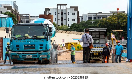 SINGAPORE- 11 AUG 2021: Foreign Migrant Workers From South Asia At Work At A Fernvale Executive Condo Construction Site. The Construction Industry Is Highly Dependent On Foreign Workforce.   