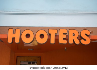 Singapore- 14 Nov, 2021: Hooters Exterior And Logo. Hooters Is A Casual Dining Restaurant Chain In The United States.