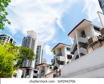 Singapore - 15.03.2020 - Neighbourhood Top View Of Apartment And Housing Development Boardfrom A Car Park