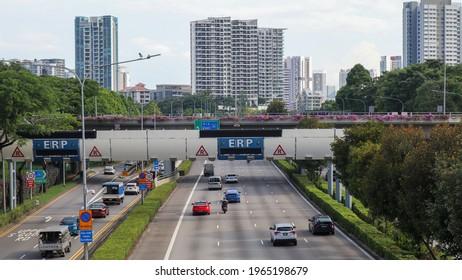  SINGAPORE - 2 MAR 2021: One Of 78 Electronic Road Pricing (ERP) Gantries. It Collects Road Tolls. ERP Is A Part Of  Intelligent Traffic Management System Uses Congestion Pricing And Electronic Tolls.