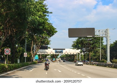 SINGAPORE - 2 OCT 2021: One Of 78 Electronic Road Pricing (ERP) Gantries. Collecting Road Tolls. ERP Is An  Intelligent Traffic Management System Using Congestion Pricing And Electronic Tolls.