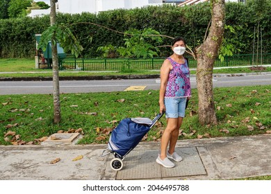 SINGAPORE - 21 SEP 2021: A Foreign Domestic Worker Returns After Marketing At The AMK Ave 4 Wet Market. Mask Wearing In Public Is Mandatory Amid  Surging Covid-19 Cases Over 1,000 Daily. 