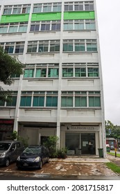 SINGAPORE - 26 NOV 2021: An Industrial Building In Toa Payoh Has A Vet Clinic, Toa Payoh Vets, On Its Ground Floor Corner Unit. 