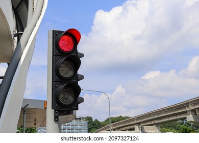 SINGAPORE - 27 DEC 2021: A Solid Red Traffic Light At Vivocity Mall. When A Motorist Sees A Red Traffic Light, Come To A Complete Stop And Wait Until The Light Turns Green Before Proceeding.