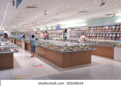 SINGAPORE - 27 May, 2014: Unidentified People Shop At Gold Shop At Mustafa Centre In Little India. Mustafa Centre Is One Of Singapore's 24 Hour Shopping Mall Opened In 1995 In Little India. 