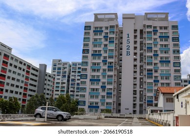 SINGAPORE - 29 OCT 2021: BISHAN EAST Housing Board (HDB) Flats Face The Roof Of The MULTI-STOREY HDB Carpark.   