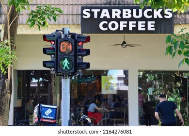 SINGAPORE - 3 JUN 2022:  The Traffic Light Shows 4 Seconds To Go Before The 