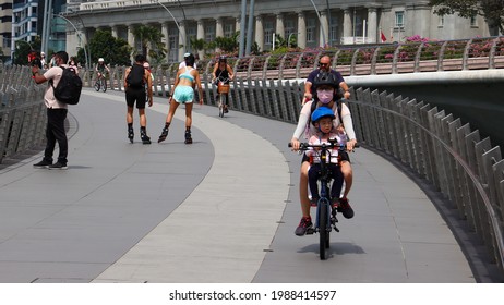 SINGAPORE - 4 JUN 2021: Cycling, Walking And Roller Skating On The Jubilee Bridge Of The Esplanade Are Exercises That Help People To Keep Fit And To Relieve Mental Stress Due To Covid-19's Isolation.