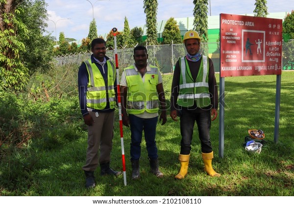 SINGAPORE - 5 JAN 2022: Migrant workers\
in the construction industry at Yio Chu Kang Crescent - Lentor Ave\
North-South Corridor Project take a break from\
work.