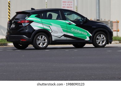 SINGAPORE - 9 JUN 2021: GrabRentals Has The Largest Private-hire Car Rental Fleet In Singapore. Hirers Must Be At Least 21 Years Old And Possess A Driver's Licence Of At Least 2 Years.