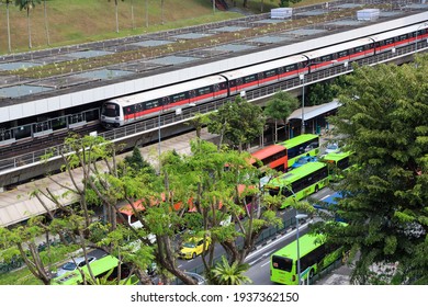 SINGAPORE - 9 MAR 2021: Ang Mo Kio Mass Rapid Transit (MRT) Station, Opened In 1987, Is An Above-ground MRT Station. It Is One Of The Only Three Elevated Subway Stations To Have A Middle Train Track. 