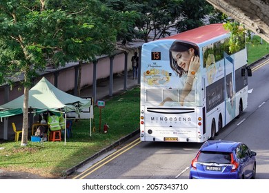 SINGAPORE - 9 OCT 2021: A Public Bus Has An Attractive Ming Seng Goldsmith Vehicle Wrap Advertisement Which Is An Effective Mobile Billboard Ad And Also Earns Income For The Owner. 