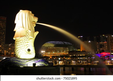 SINGAPORE - APR 15: The Merlion In Merlion Park On April 15, 2009. The Merlion Was Designed By Fraser Brunner For The Logo Of The Singapore Tourism Board In Use From 26 March 1964 To 1997.