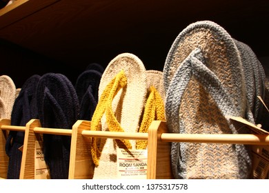 Bilder Stockfoton Och Vektorer Med Knitted Slippers