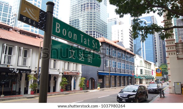 SINGAPORE - APR 2nd 2015:\
Bilingual Street Sign in Singapore Chinatown. Singapore is a\
multi-racial city where English acts as the common language among\
different races